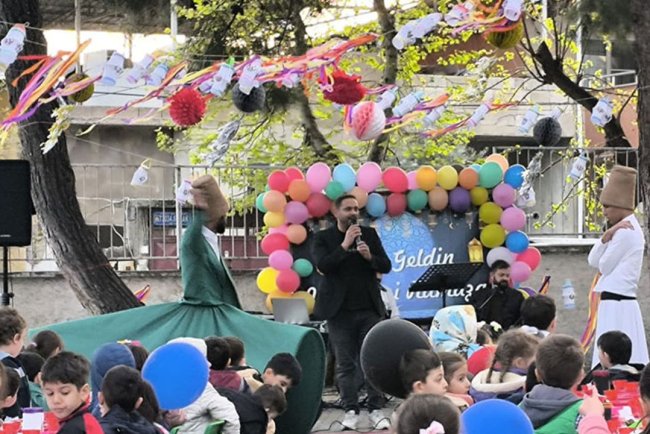 Dulkadiroğlu'nda çocuklar minare gölgesinde iftar etti