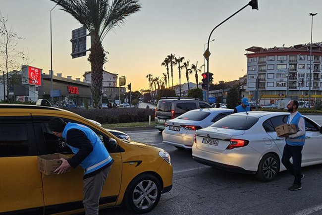 Gazipaşa'da sürücülere iftariyelik dağıtıldı