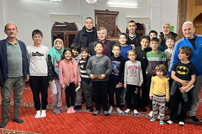 Köyceğiz'de camiye gelen çocuklara bayram harçlığı dağıtıldı