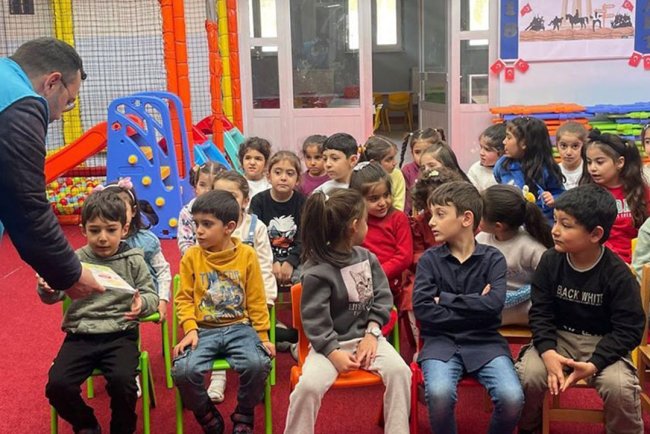 Tekman'da öğrenciler Diyanet Yayınları okuyor