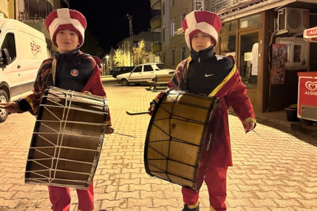 Artvinliler sahura minik davulcuların manileri ile uyandı