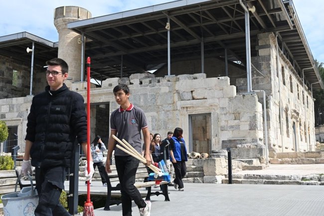 Osmaniye'de gönüllü öğrenciler tarihi camiyi Ramazan Bayramı'na hazırladı