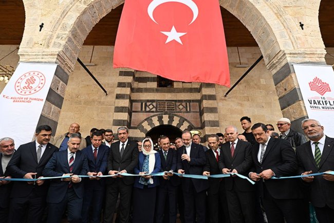 Gaziantep'te depremde hasar alan 5 asırlık Alaybey Camisi yeniden ibadete açıldı