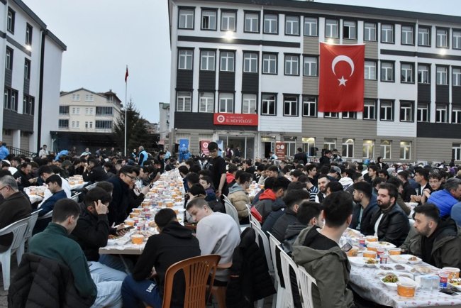 Ordu'da yaklaşık 1500 üniversite öğrencisi iftarda buluştu