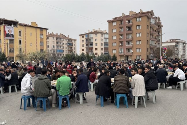Konya'da iş insanı 6 kardeş, 16 yıldır mahalle sakinlerini iftarda buluşturuyor