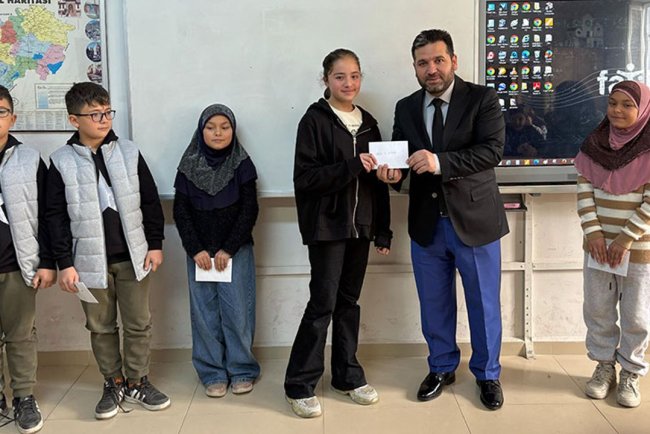 Kadir Gecesi'nde Kur'an okumayı öğrenen öğrenciler ödüllendirildi