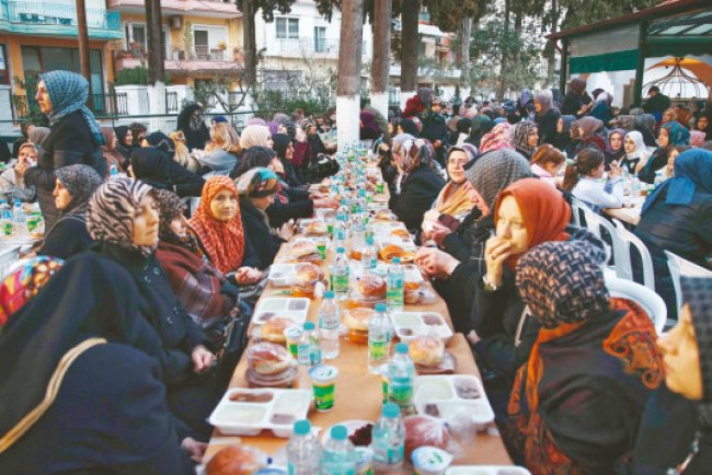 Batı Trakya Türkleri her iftarda bir arada