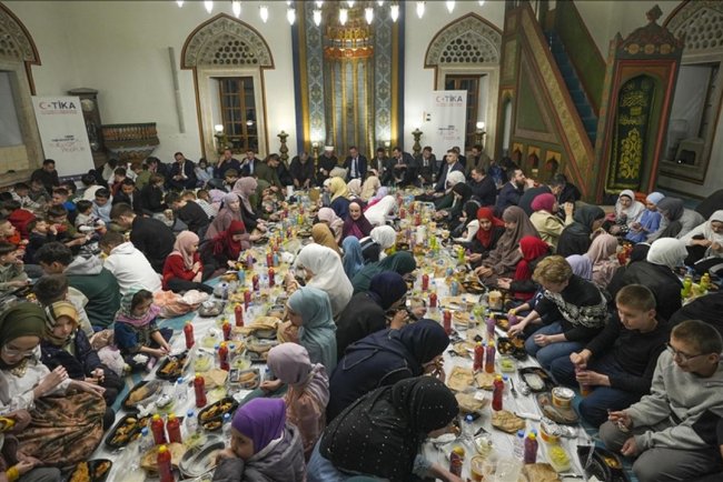 TİKA'dan Saraybosna'daki tarihi Hünkar Camisi'nde yüzlerce çocuğa iftar