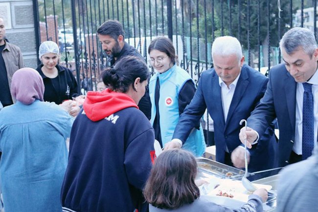 Vali Toros, iyilik sofrasında vatandaşlarla iftar etti