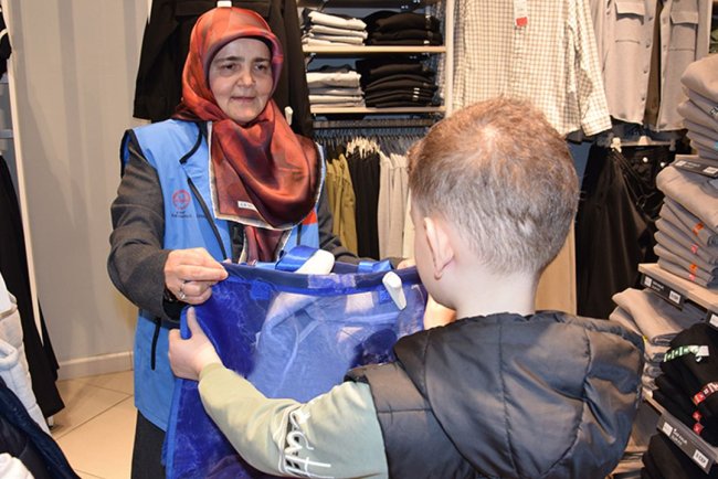 Yetimler bayram sevincini erken yaşadı