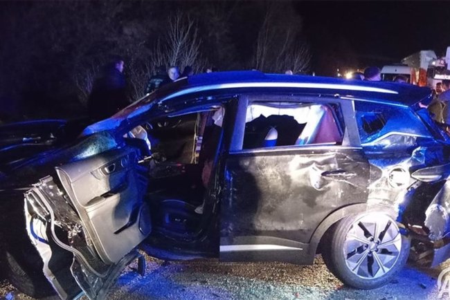 Sivas'ta yolcu otobüsü ile otomobilin çarpıştığı kazada 10 kişi yaralandı