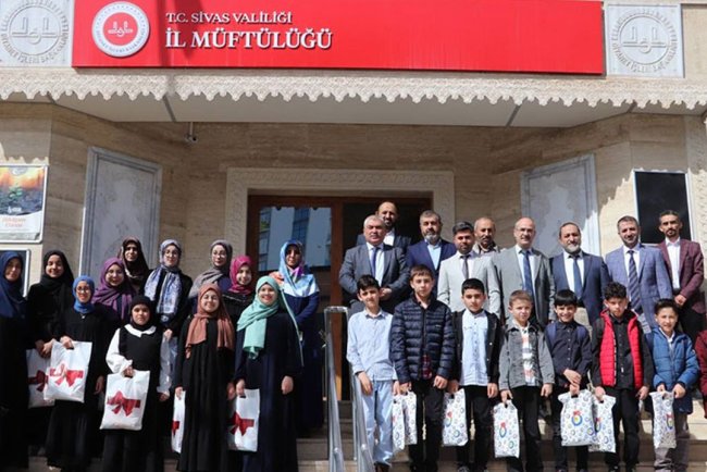 Sivas'ta hafızlıklarını tamamlayan öğrenciler ödüllendirildi