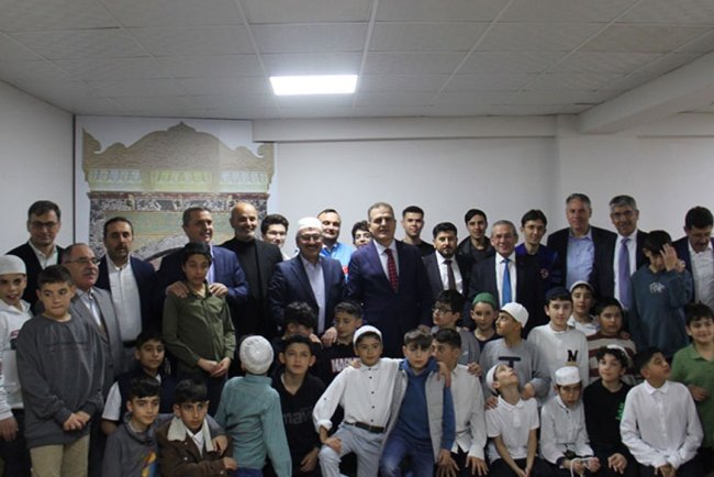 Muğla Valisi Akbıyık, hafızlarla iftar sevincini paylaştı