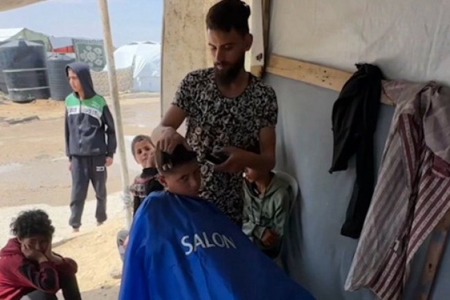 Gazze'de bayram öncesi çocukları tıraş ettiler