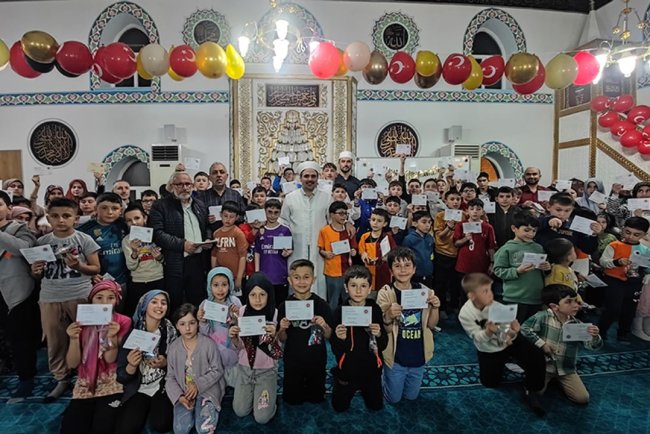 Çorum'da, ramazan ayı boyunca teravih namazına giden 293 çocuk ödüllendirildi