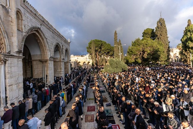 Mescid-i Aksa'da bayram namazını 120 bin kişi kıldı