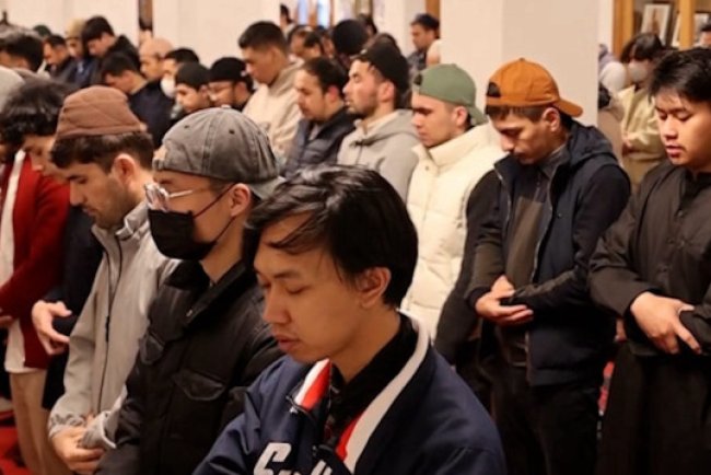 Tokyo’da tarihi bayram: Camide yoğunluk nedeniyle bayram namazı 3 kere kılındı