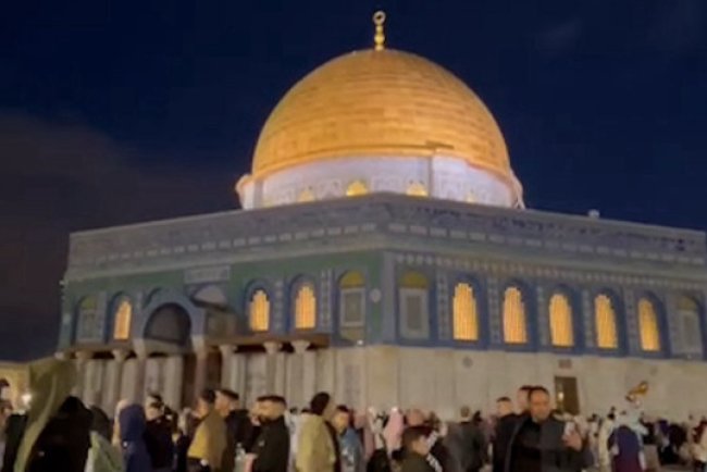 Bayram sabahı Mescid-i Aksa'ya akın: Kudüs'te tekbir sesleri yankılandı