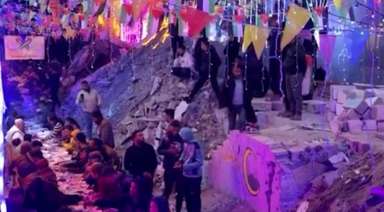 Gazze’de enkazlar arasında ilk sahur: Umut sofraları kuruldu