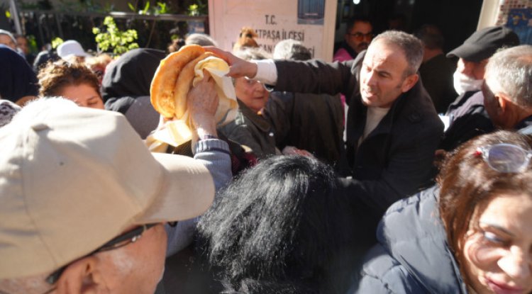 Antalya'da 13 yıllık ramazan geleneği devam ediyor: Günde 650 pide vatandaşlara dağıtılıyor