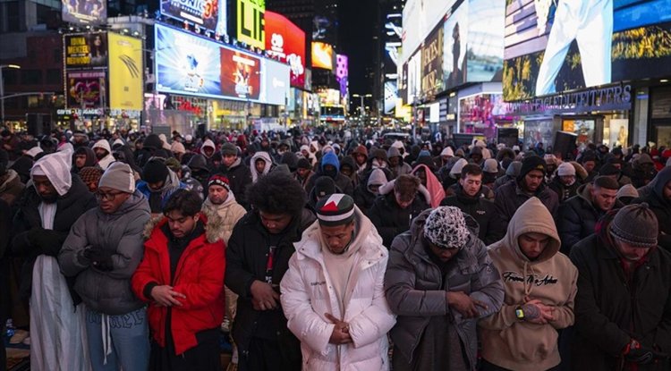 ABD'deki Times Meydanı'nda bir araya gelen Müslümanlar teravih namazı kıldı
