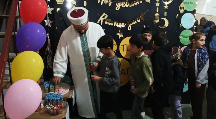 Anamur'da teravih namazına gelen çocuklara hediye