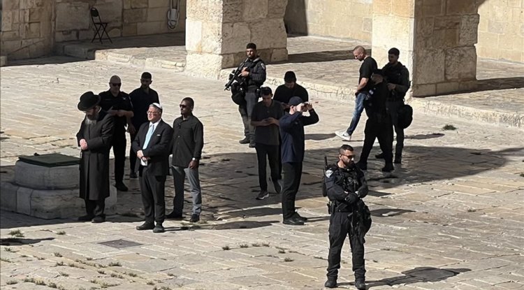 Filistin topraklarını gasbeden işgalciler Mescid-i Aksa'ya baskın düzenledi