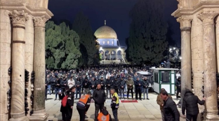 Mescid-i Aksa'da 80 binden fazla kişi teravih namazında saf tuttu