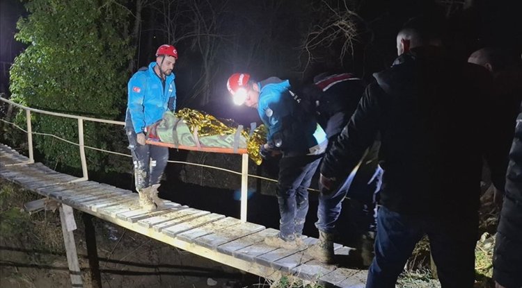 Sinop'ta 3 evin yıkıldığı heyelanda 4 kişi yaralı kurtarıldı