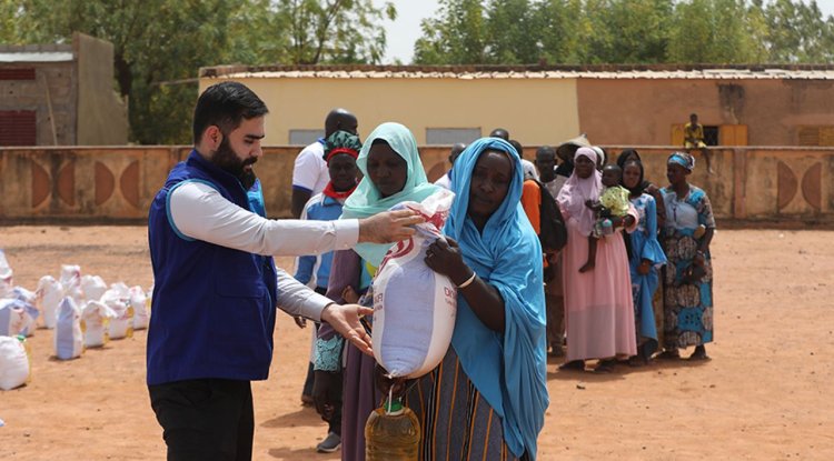 TDV, Mali'nin kuzey bölgelerindeki savaştan etkilenen halka gıda yardımı yaptı
