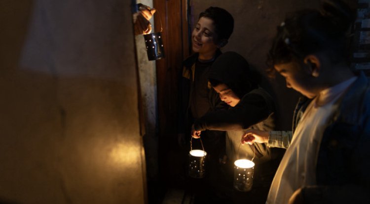 Gazze'de umut ışığı: Atık konserve kutularından Ramazan fenerleri yaparak çocukları sevindiriyor