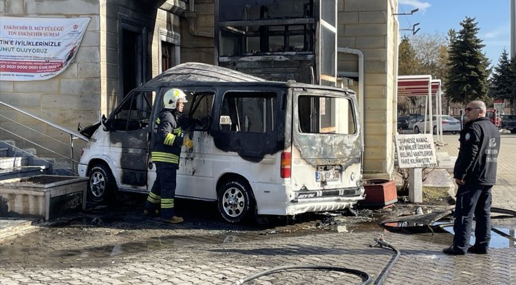 Eskişehir'de cami bahçesinde yanan kamyonetteki 4 çocuk yaralandı
