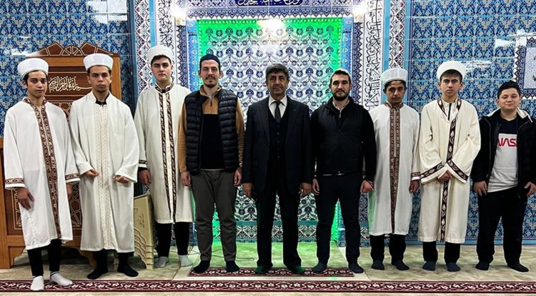 Anamur'da genç hafızlar hatimle teravih kıldırıyor