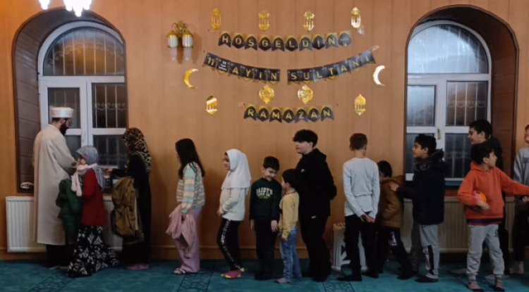 Van İpekyolu'nda çocuklara özel Ramazan etkinliği: Hacı Hüseyin Camii'nde teravih treniyle neşe saçıyorlar