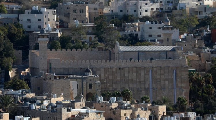İşgalcilerin kısıtlamaları nedeniyle Filistinli gençler Harem-i İbrahim'de namaz kılamıyor