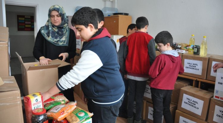 Muş'ta ortaokul öğrencileri harçlıklarıyla ihtiyaç sahiplerine ramazan kolisi hazırladı