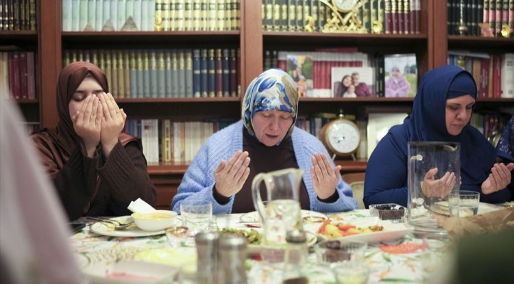 İspanyol ve Güney Amerikalı Müslüman turistler, Türk ailenin iftar sofrasında buluştu