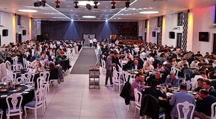 Nürnberg'de gençler iftarda buluştu