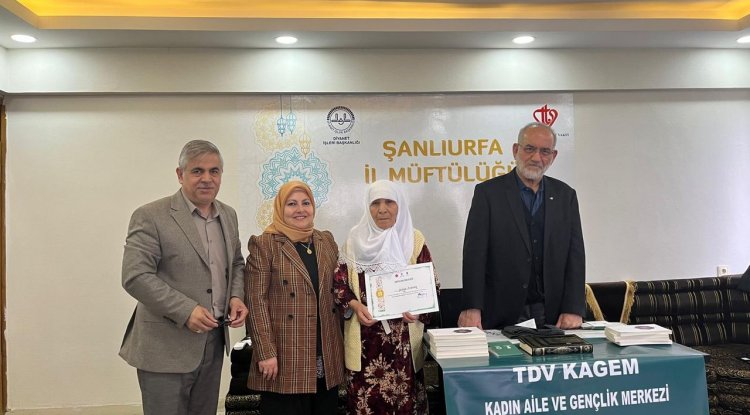 İlerleyen yaşına rağmen tefsir derslerini kaçırmıyor