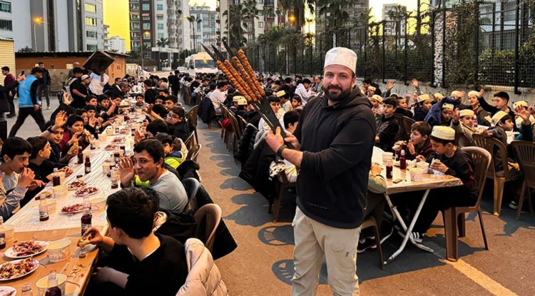 Gençler, Adana usulü sokak iftarı yaptı