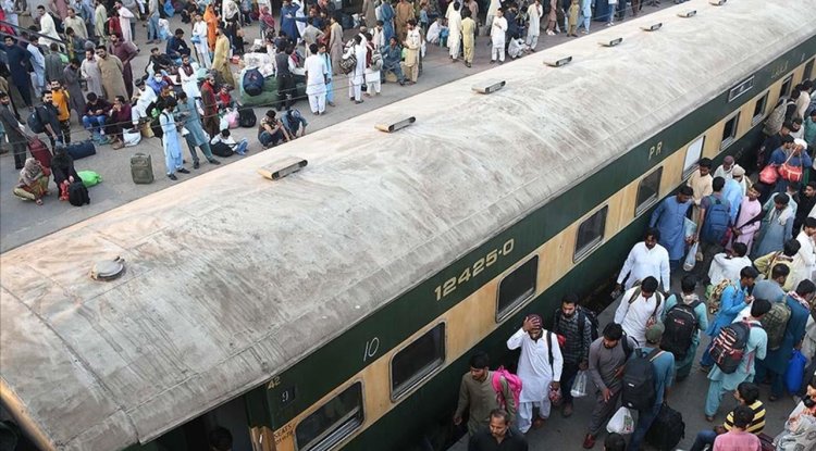 Pakistan'ın Belucistan eyaletinde yaklaşık 500 kişinin bulunduğu trene silahla saldırı düzenlendi