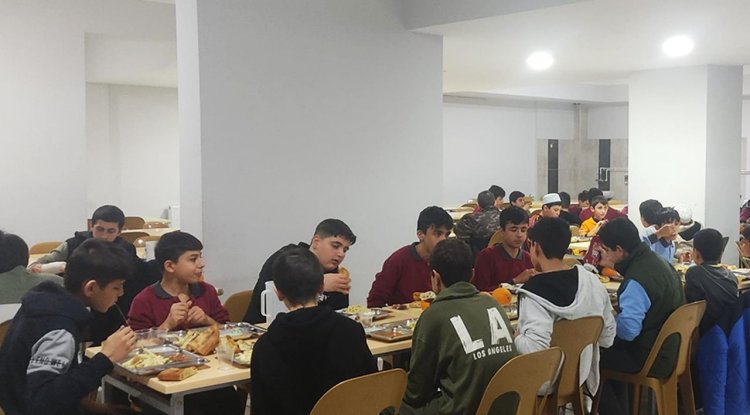 Müftülük personeli Kur'an kursu öğrencileriyle iftar açtı