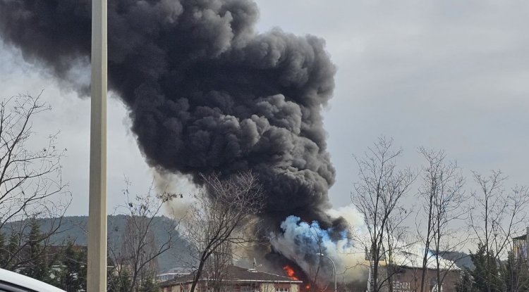Sultanbeyli'de iş yerinde çıkan yangına müdahale ediliyor