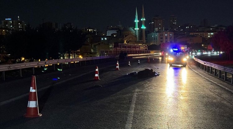 Bağcılar TEM Otoyolu'nda otomobilin çarptığı motosiklet sürücüsü öldü