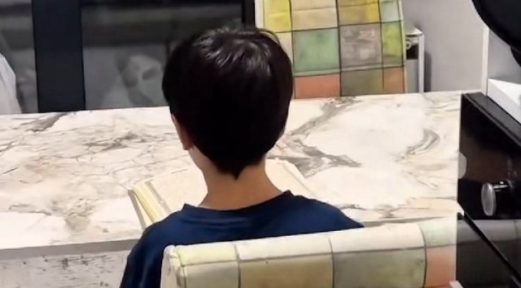 Ramazan ayında Kur'an ezberi yapan kardeşe hafız ağabeyi böyle eşlik etti