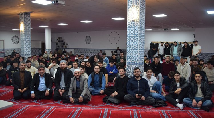 Hannover'de gençler iftarda buluştu