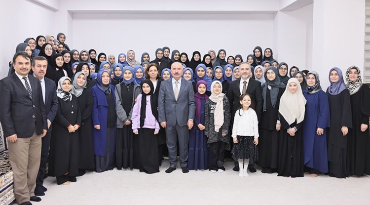 Vali Çalgan ve eşi, Kur’an kursunda öğrencilerle iftar yaptı