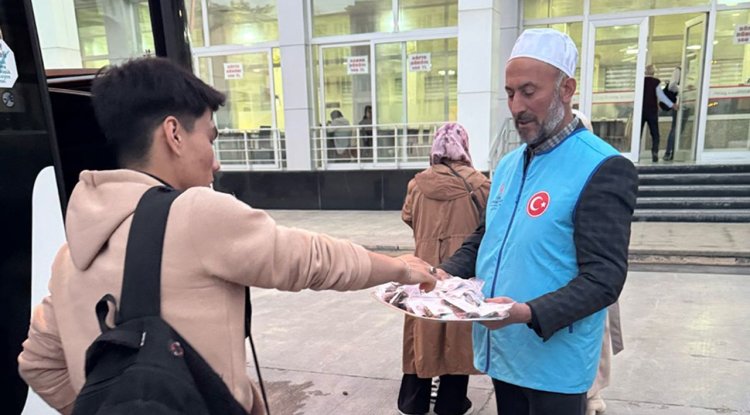 Gürün'de yolculara iftariyelik dağıtıldı