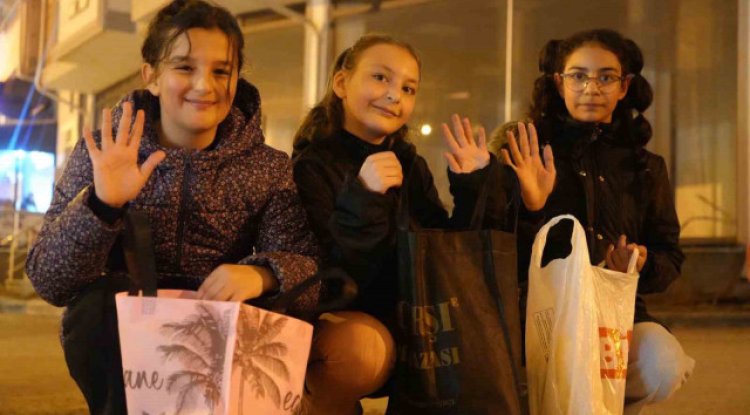 Bayburt'ta torbalarını alan çocuklar ‘onbeşi’ geleneği ile kapı kapı hediye topluyor