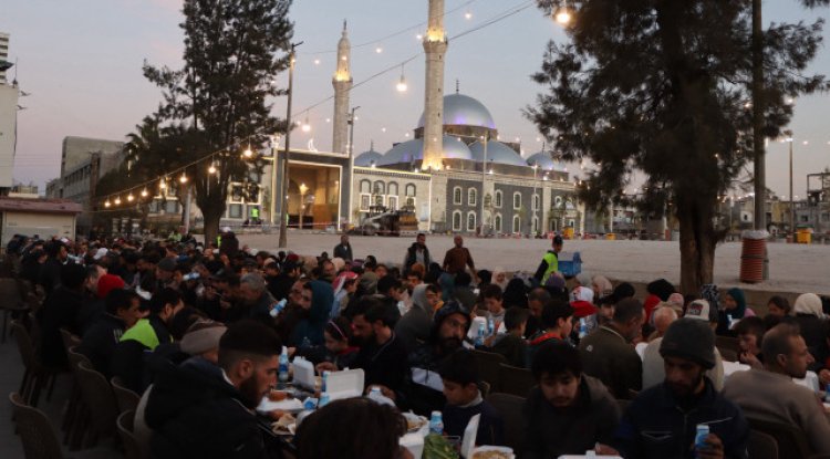 İHH Suriye'nin Humus kentinde her gün bin 500 kişiye iftar veriyor